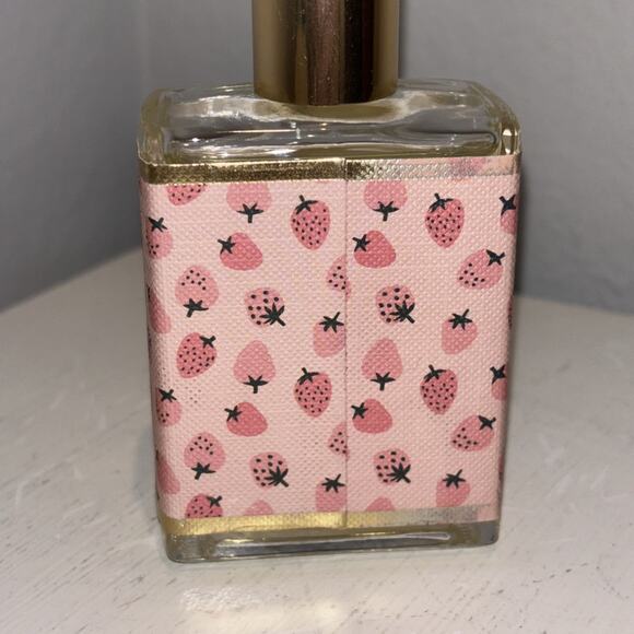 Sand and Fog Strawberry Spritz Rollerball Eau de Parfum Oil 1.7 oz NEW - Picture 3 of 3